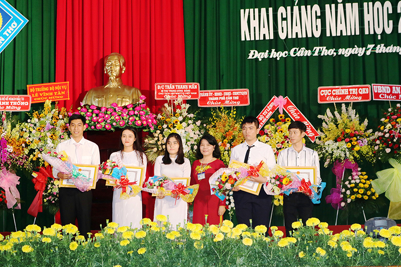 Trường Đại học Cần Thơ khai giảng năm học mới